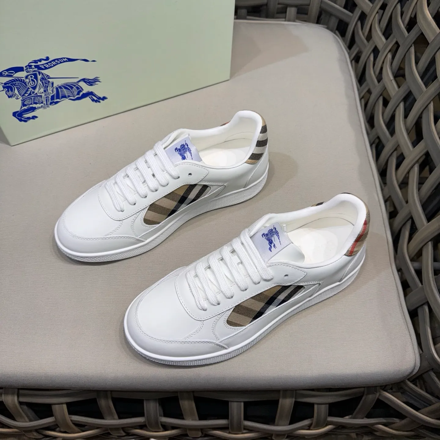 [Burberry] Top P: 680💰Size: 38-44 (45.46 custom-made) Burberry official website synchronized men's classic low-top sneakers | Made of original first-layer cowhide | Decorated with renewed brand logo | First-layer cowhide lining | Heel decorated with Burberry letter embossed logo | Original TPU outsole.